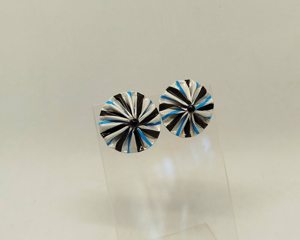 clous d'oreilles graphiques en acier hypoallergénique et créé en capsules de café bleu