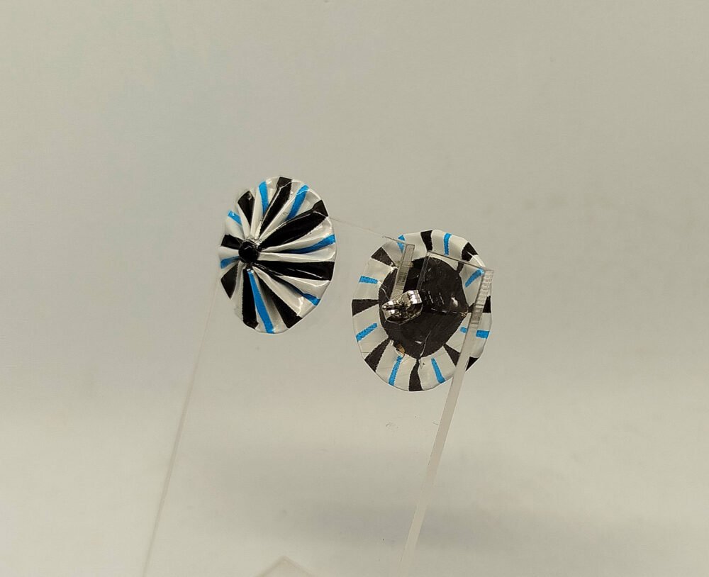 clous d'oreilles graphiques en acier hypoallergénique et créé en capsules de café bleu