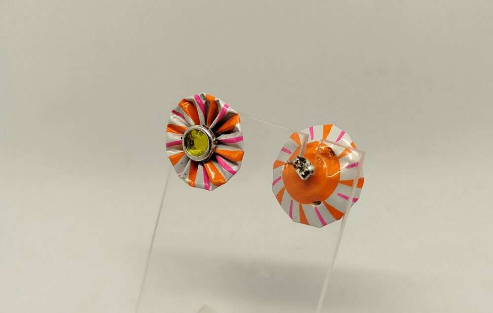 clous d'oreilles graphiques en acier hypoallergénique et créé en capsules de café orange