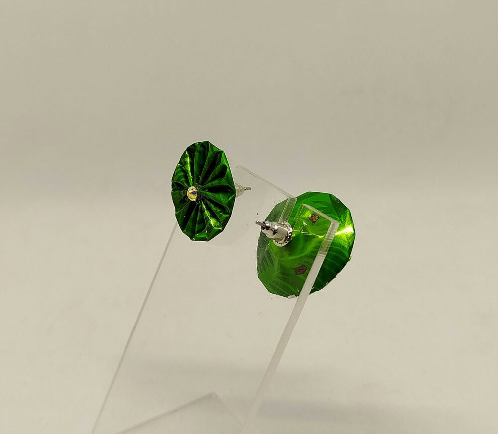 clous d'oreilles en acier hypoallergéniques créés en capsules de café vert clair