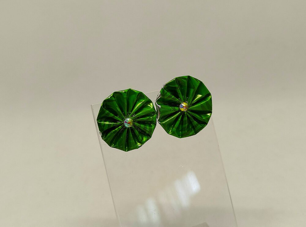 clous d'oreilles en acier hypoallergéniques créés en capsules de café vert clair