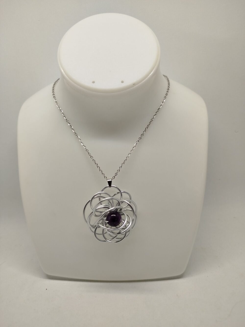 collier créé en fil aluminium argenté et pierre naturelle améthyste fixé au centre