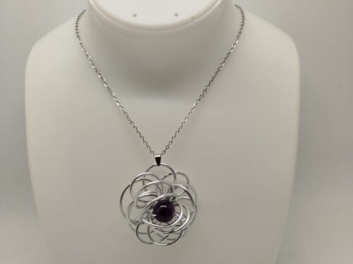 collier créé en fil aluminium argenté et pierre naturelle améthyste fixé au centre