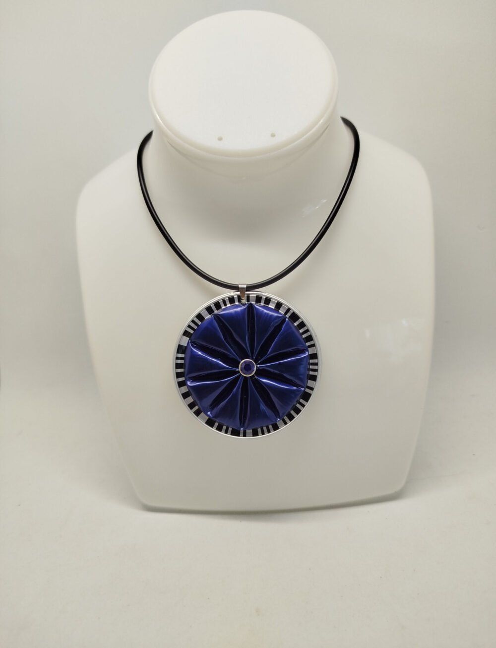 collier avec gros pendentif en capsules de café bleu collier en caoutchouc noir fermoir mousqueton