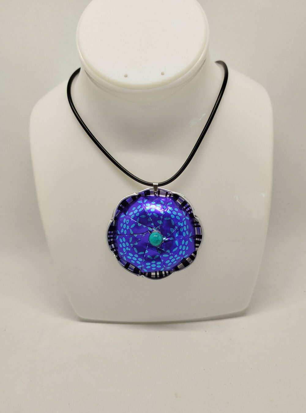 collier avec gros pendentif en capsules de café bleu collier en caoutchouc noir fermoir mousqueton