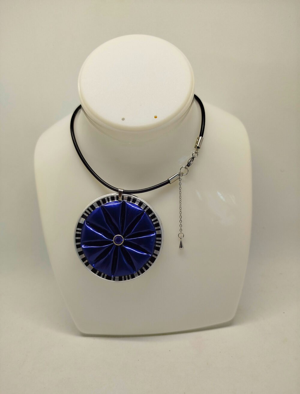collier avec gros pendentif en capsules de café bleu collier en caoutchouc noir fermoir mousqueton