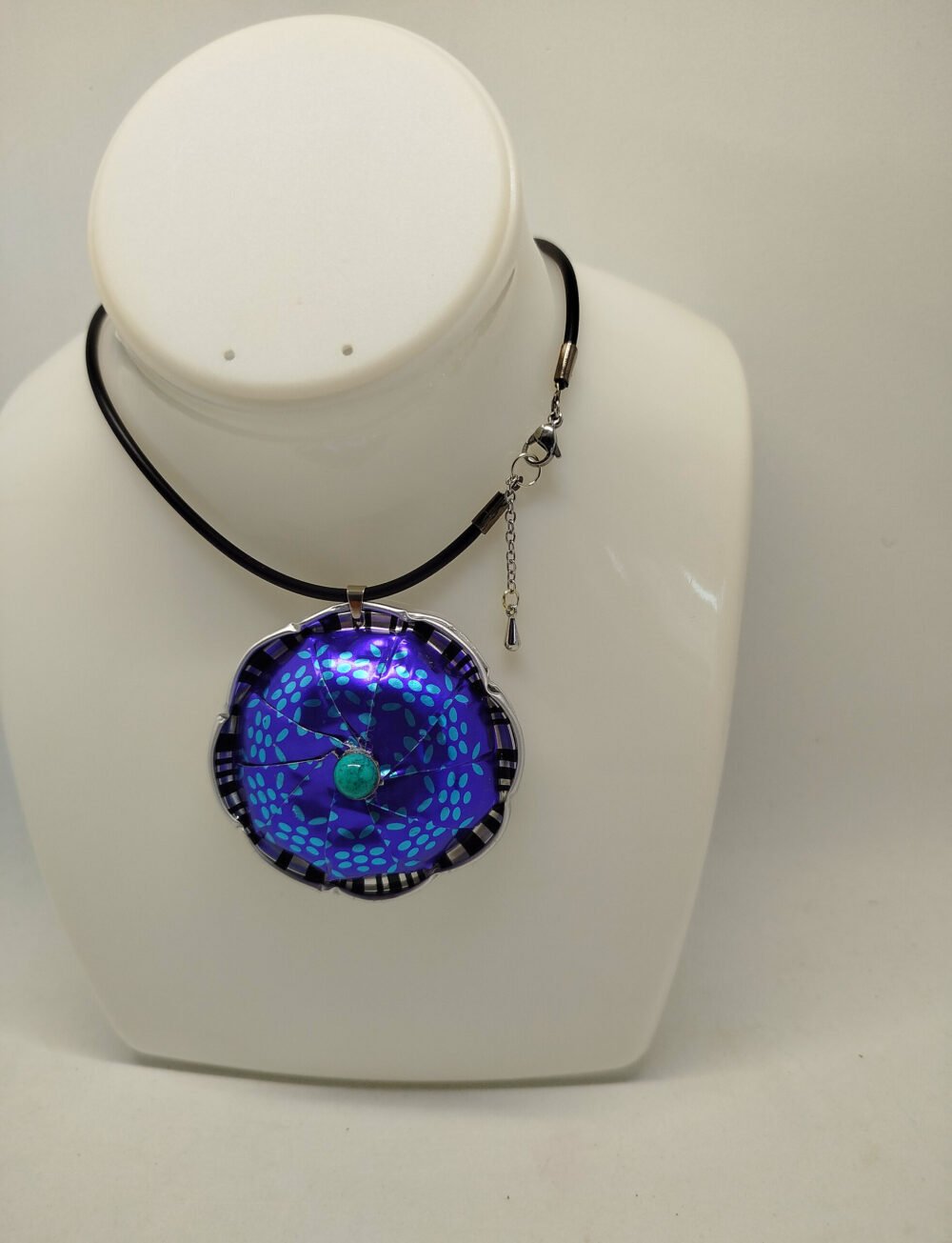 collier avec gros pendentif en capsules de café bleu collier en caoutchouc noir fermoir mousqueton