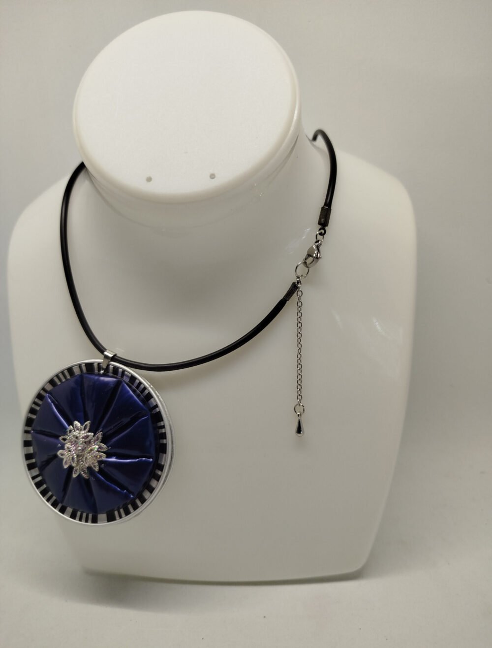 collier avec gros pendentif en capsules de café bleu foncé collier en caoutchouc noir fermoir mousqueton