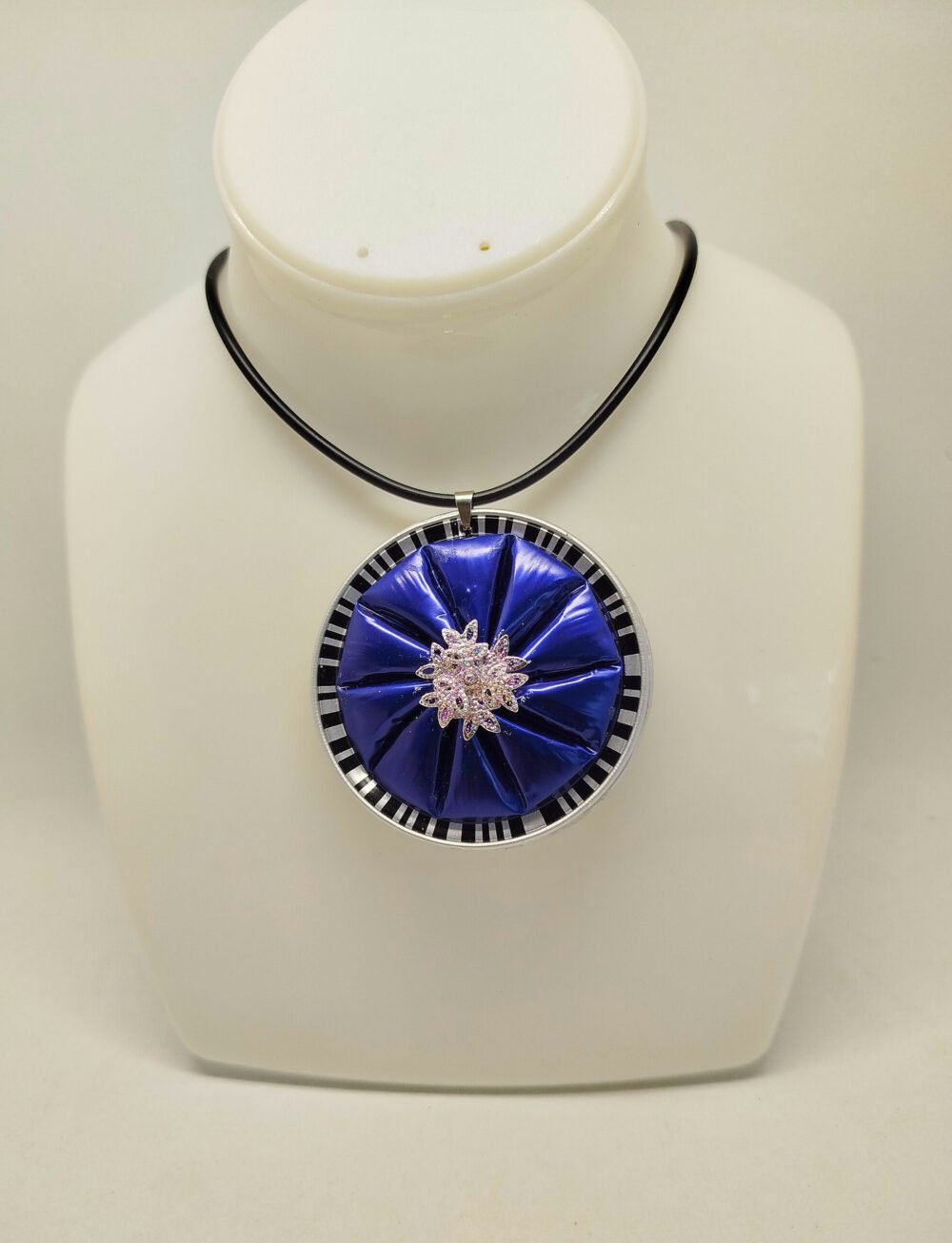 collier avec gros pendentif en capsules de café bleu foncé collier en caoutchouc noir fermoir mousqueton