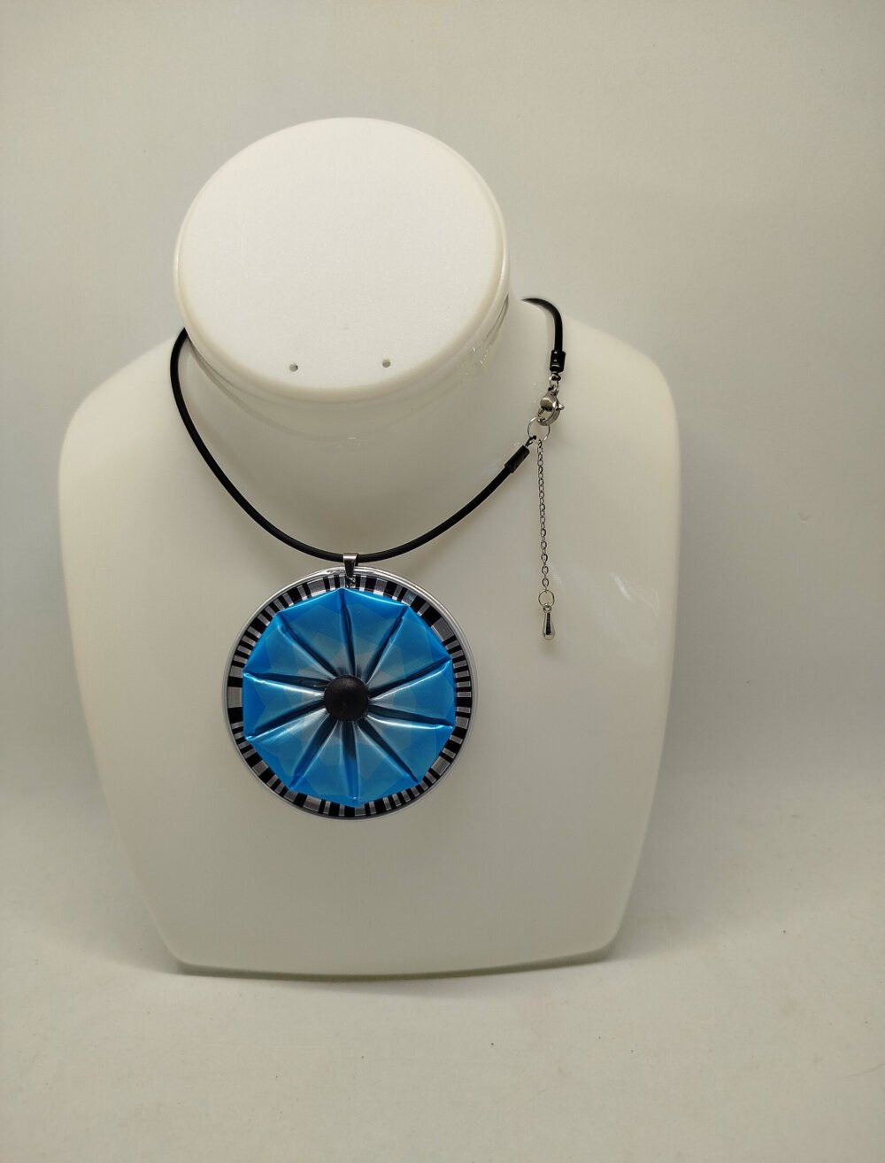 collier avec gros pendentif en capsules de café bleu turquoise collier en caoutchouc noir fermoir mousqueton