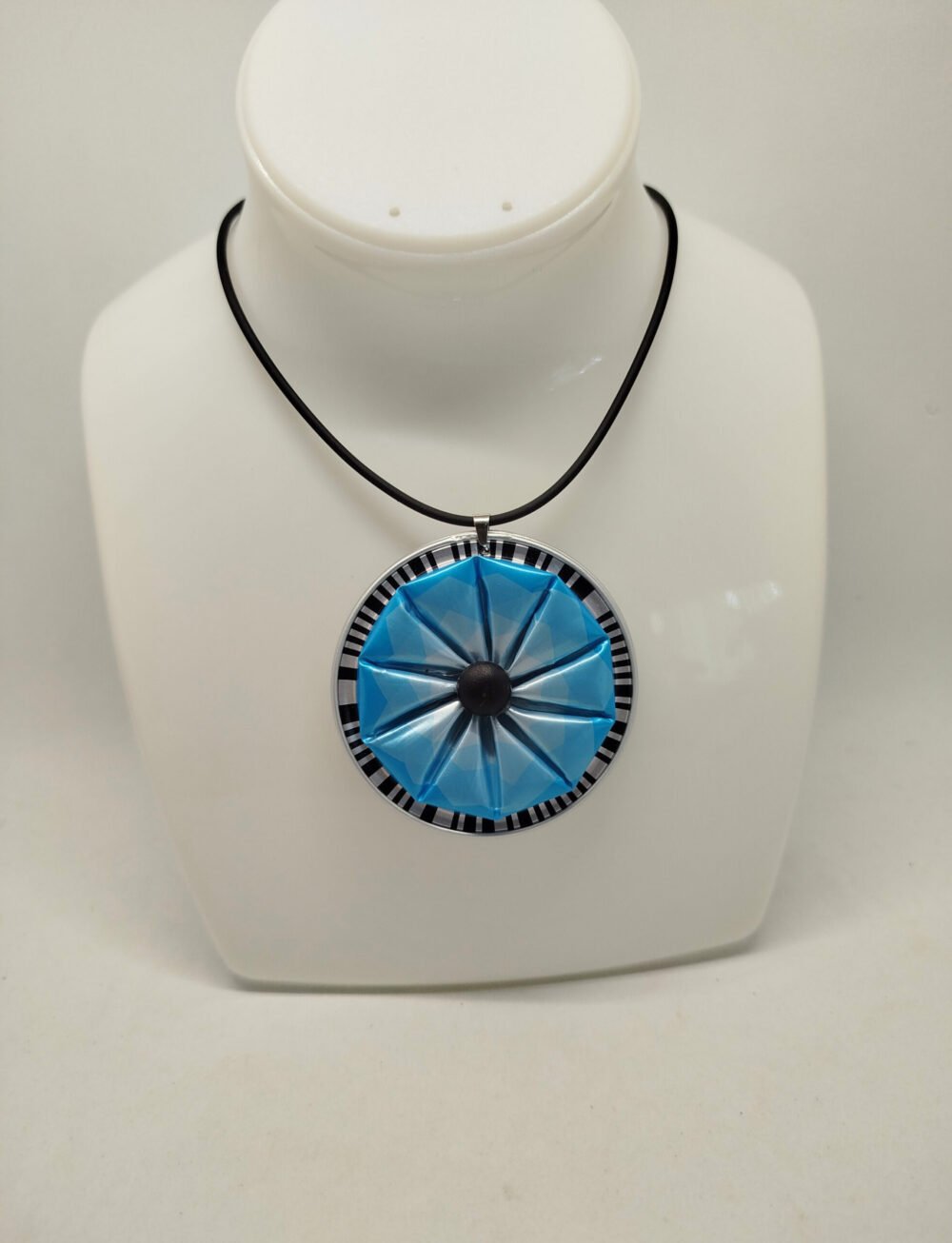 collier avec gros pendentif en capsules de café bleu turquoise collier en caoutchouc noir fermoir mousqueton