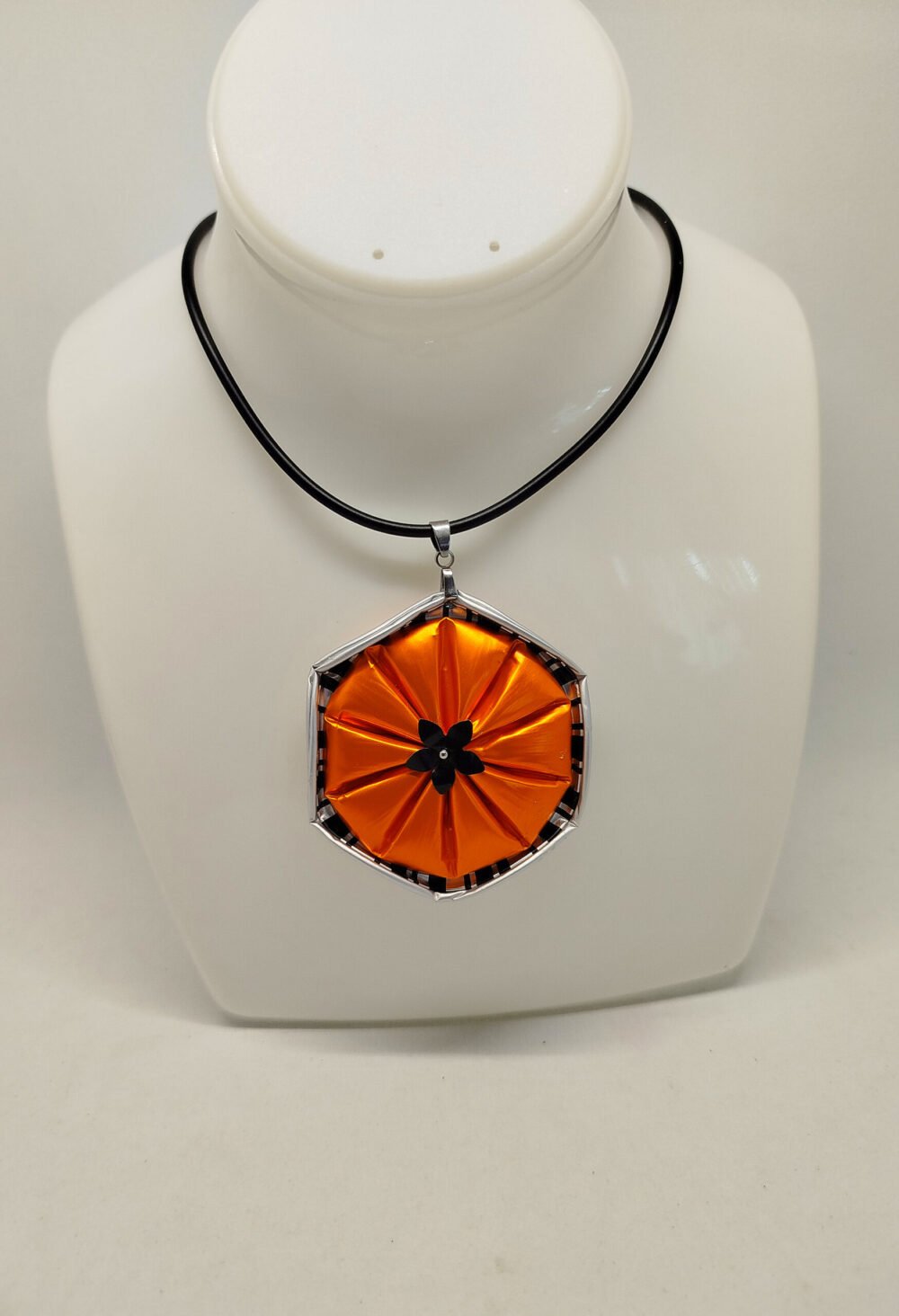 collier avec gros pendentif en capsules de café orange collier en caoutchouc noir fermoir mousqueton