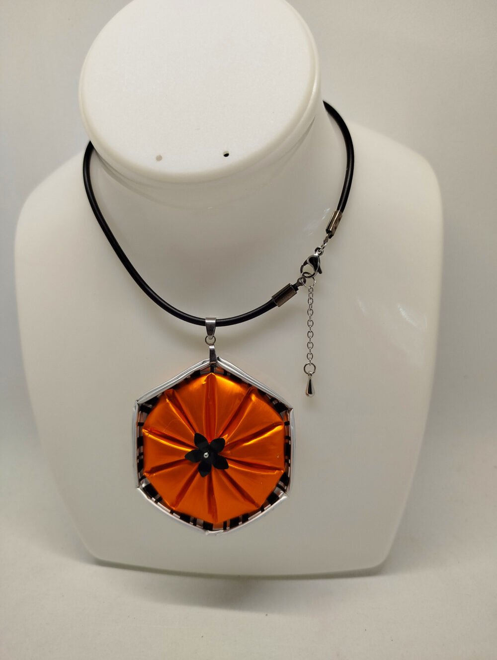 collier avec gros pendentif en capsules de café orange collier en caoutchouc noir fermoir mousqueton