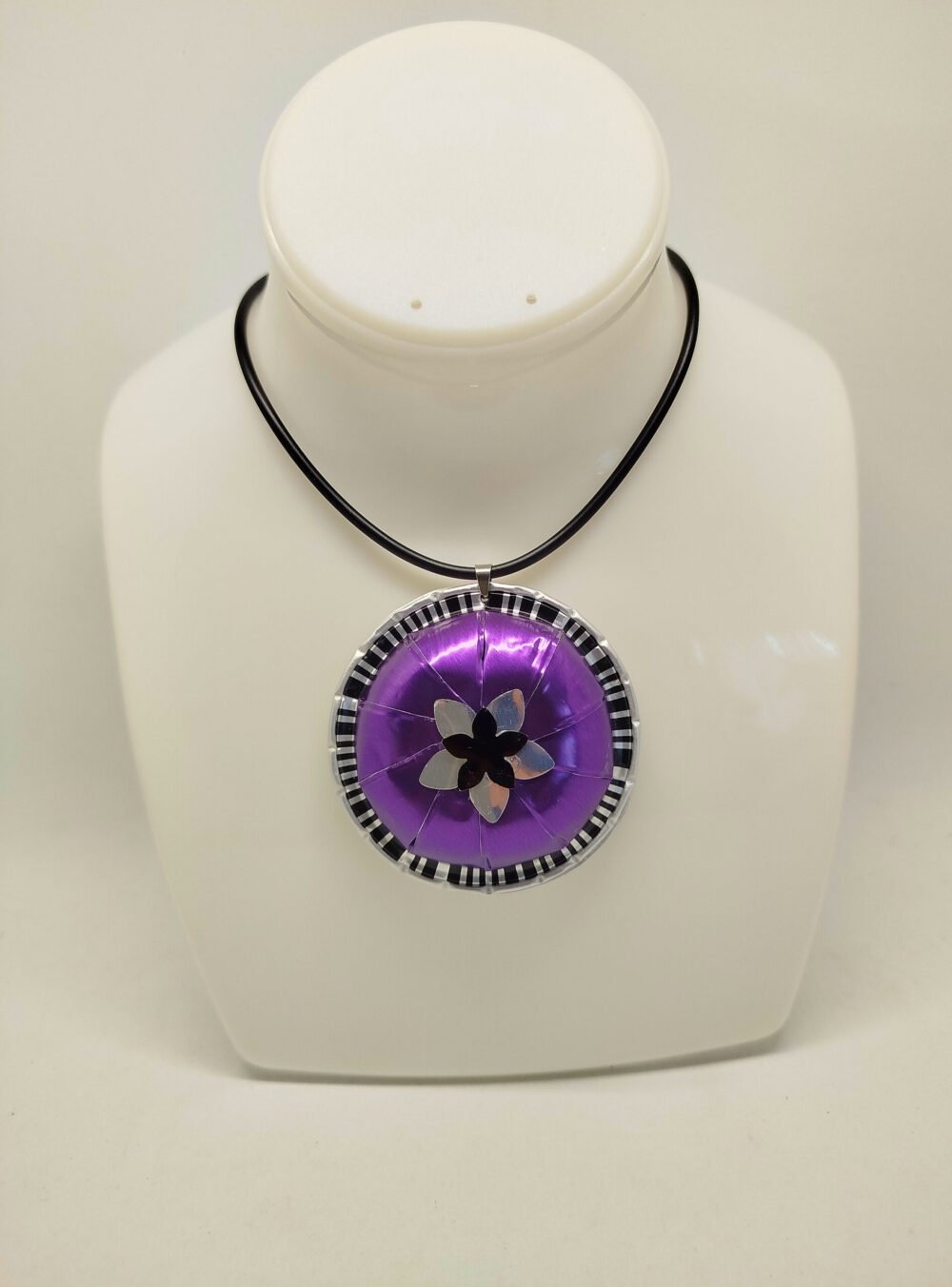 collier avec gros pendentif en capsules de café violet collier en caoutchouc noir fermoir mousqueton