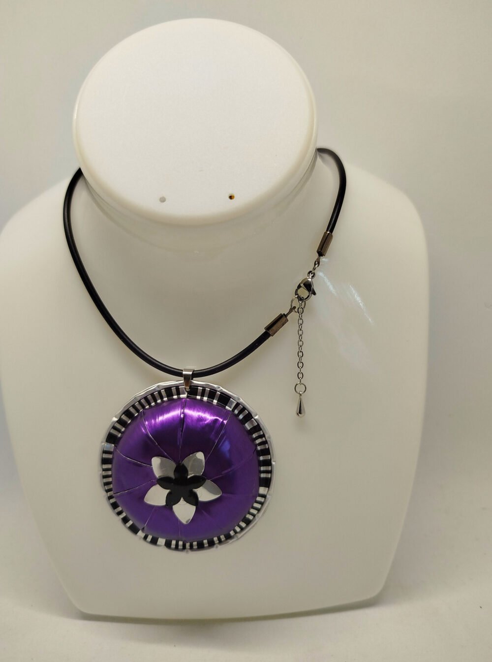 collier avec gros pendentif en capsules de café violet collier en caoutchouc noir fermoir mousqueton