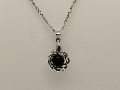 collier-avec-pendentif-en-acier-et-pierre-onyx-a-facettes-a-l'intérieur.