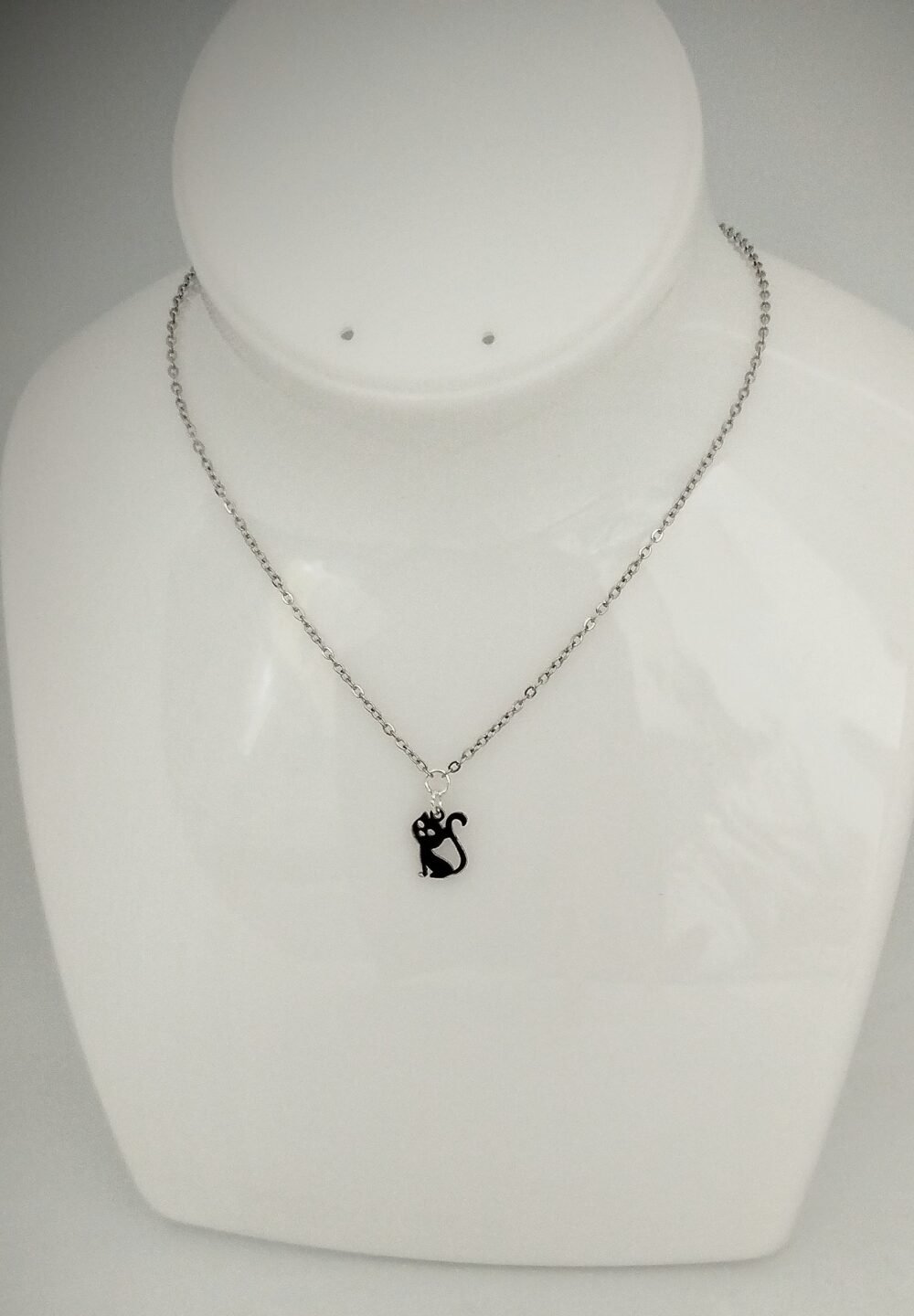 collier avec pendentif petit chat