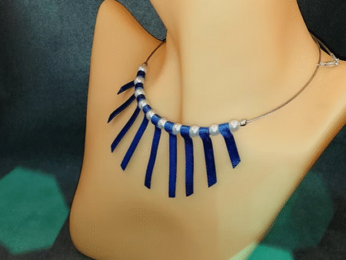 collier-en-fil-aluminium-bleu-et-petites-perles-nacrées-fixées-sur-cercle-en-acier