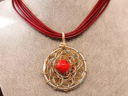collier-fleur-créé-en-fil-aluminium-dore-et-pierre-howlite-fixee-au-centre