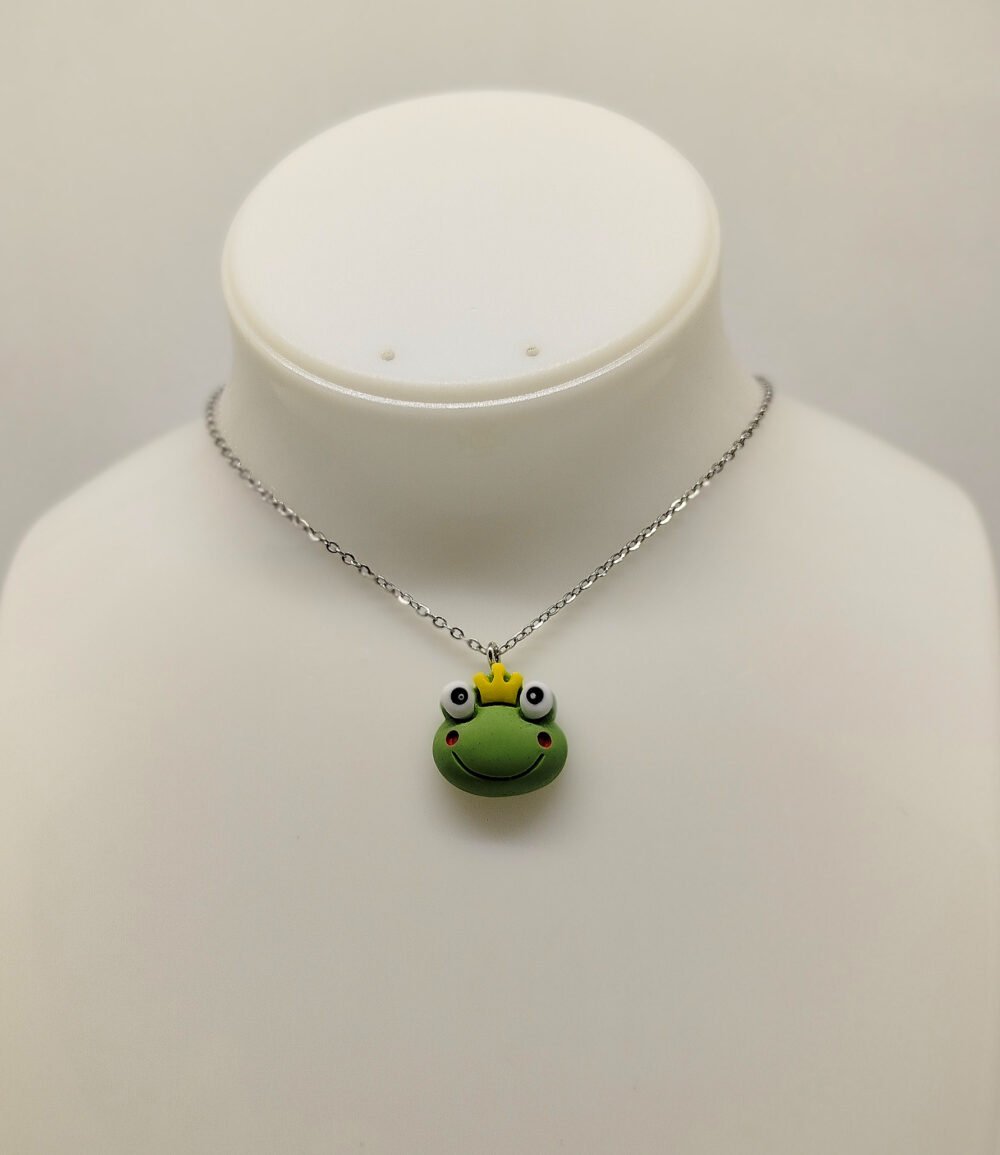 collier en acier argenté breloque grenouille