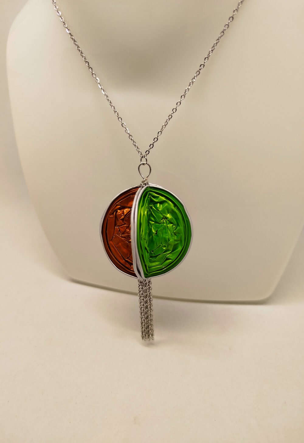 collier moderne et original en acier avec pendentif en capsules de café de 2 couleurs et petits morceaux de chaîne argentée