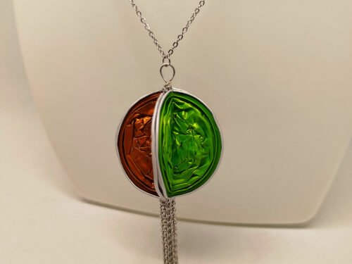 collier moderne et original en acier avec pendentif en capsules de café de 2 couleurs et petits morceaux de chaîne argentée collier moderne et original en acier avec pendentif en capsules de café de 2 couleurs et petits morceaux de chaîne argentée
