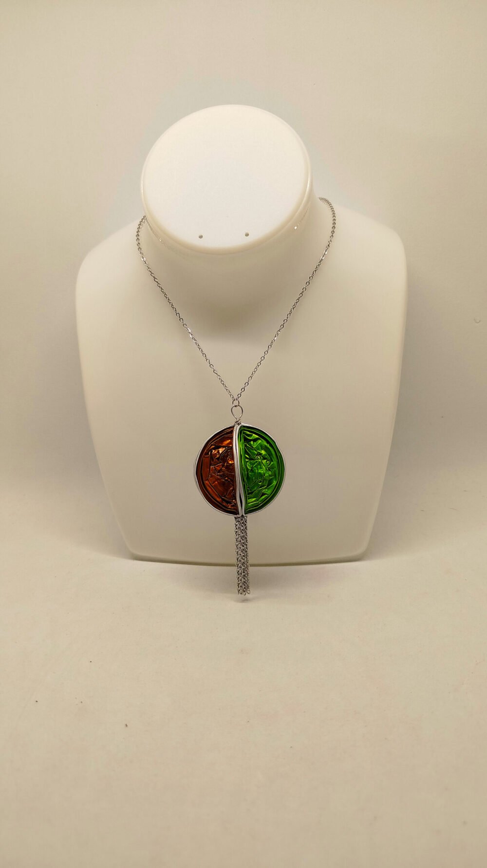 collier moderne et original en acier avec pendentif en capsules de café de 2 couleurs et petits morceaux de chaîne argentée