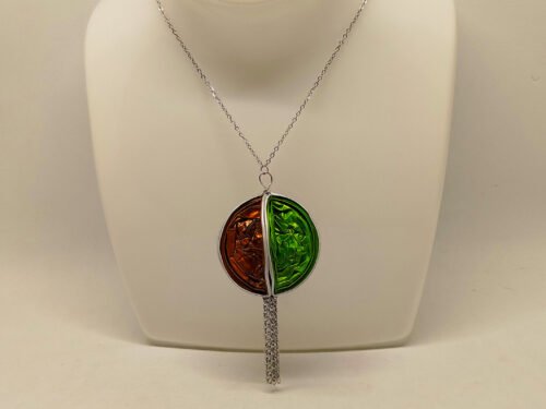collier moderne et original en acier avec pendentif en capsules de café de 2 couleurs et petits morceaux de chaîne argentée