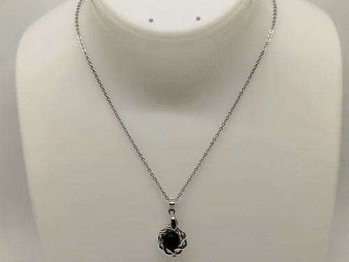 collier-avec-pendentif-en-acier-et-pierre-onyx-a-facettes-a-l’intérieur. collier-avec-pendentif-en-acier-et-pierre-onyx-a-facettes-a-l'intérieur.