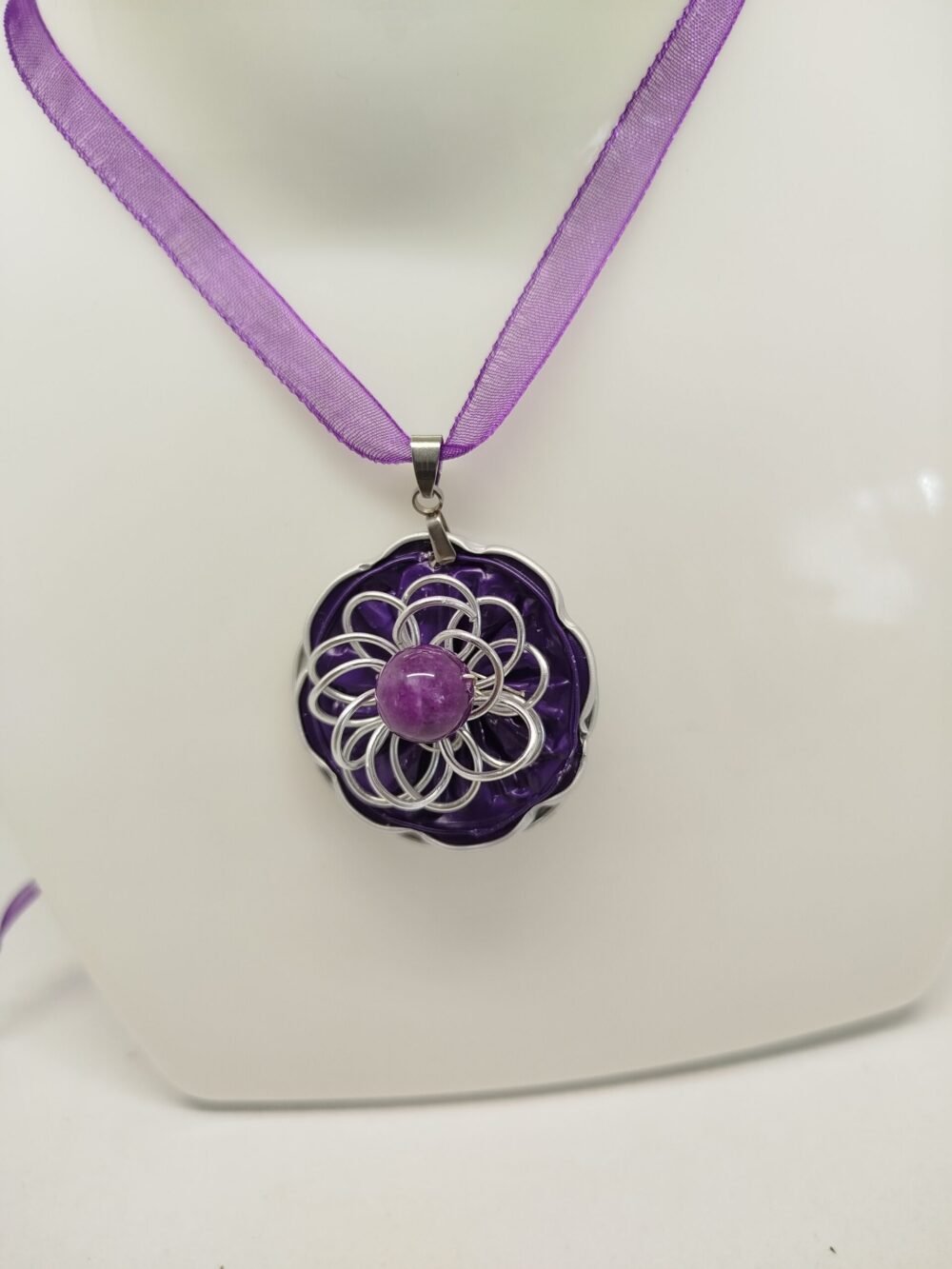 collier en bande de tissu organza avec pendentif en capsules de café violette et fleur créé en fil aluminium et pierre améthyste fixées dessus