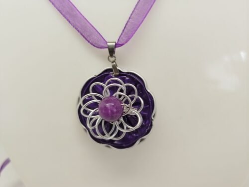 collier en bande de tissu organza avec pendentif en capsules de café violette et fleur créé en fil aluminium et pierre améthyste fixées dessus