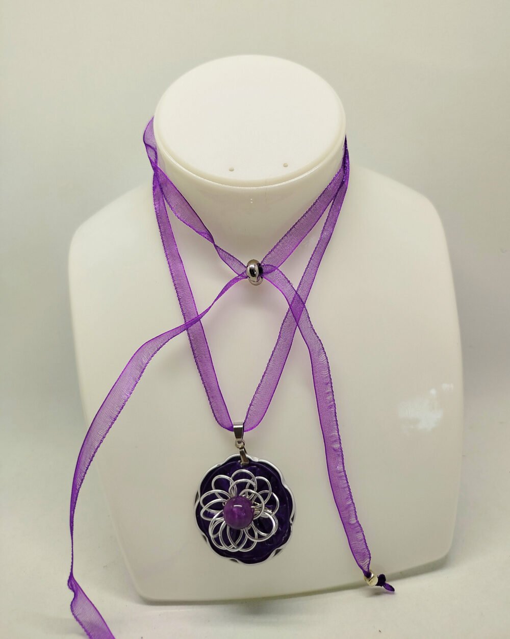 collier en bande de tissu organza avec pendentif en capsules de café violette et fleur créé en fil aluminium et pierre améthyste fixées dessus