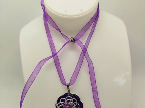 collier en bande de tissu organza avec pendentif en capsules de café violette et fleur créé en fil aluminium et pierre améthyste fixées dessus collier en bande de tissu organza avec pendentif en capsules de café violette et fleur créé en fil aluminium et pierre améthyste fixées dessus