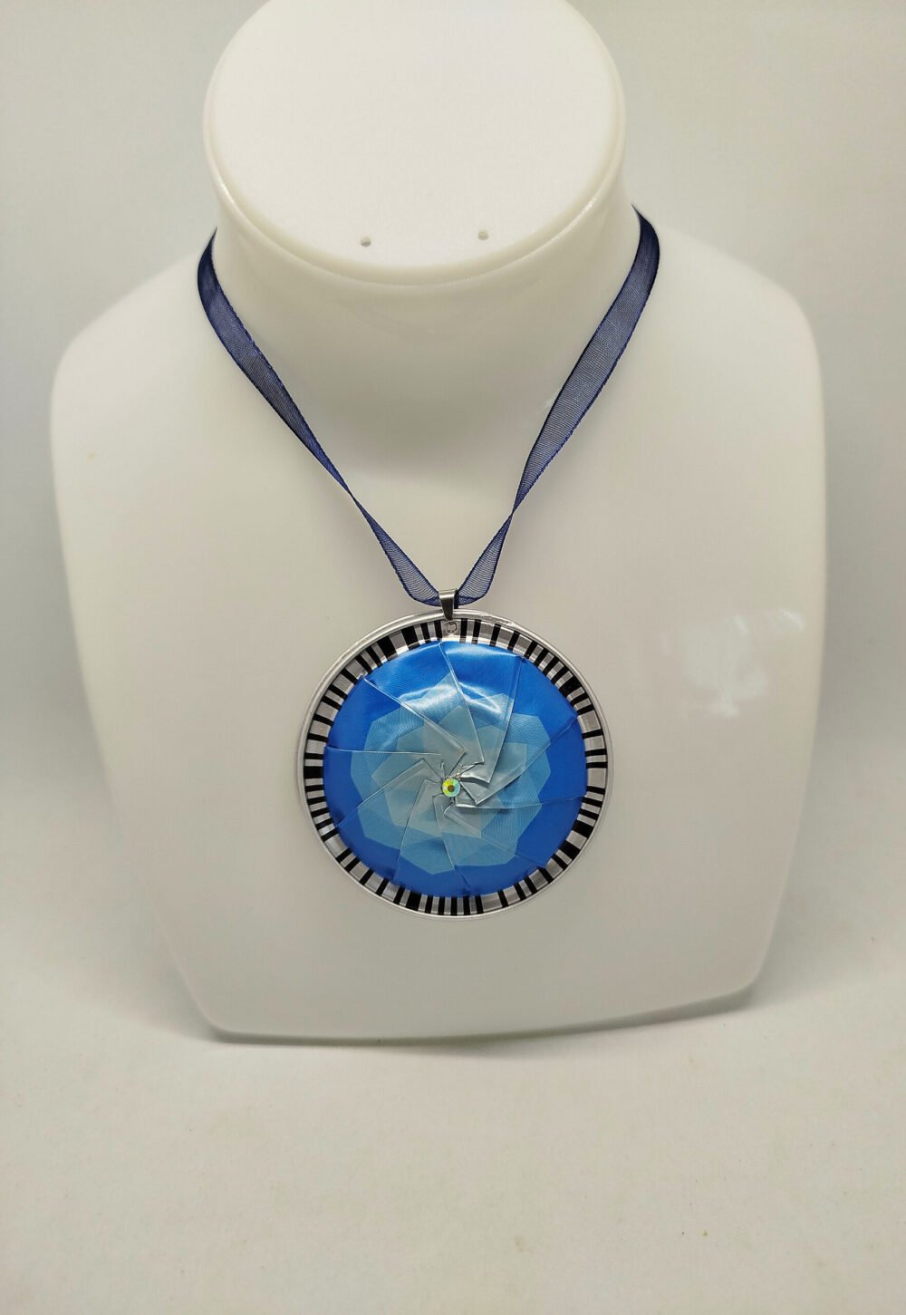collier en bande d'organza bleu avec fermoir glissant et pendentif créé en capsules de café et 5 petits strass au centre