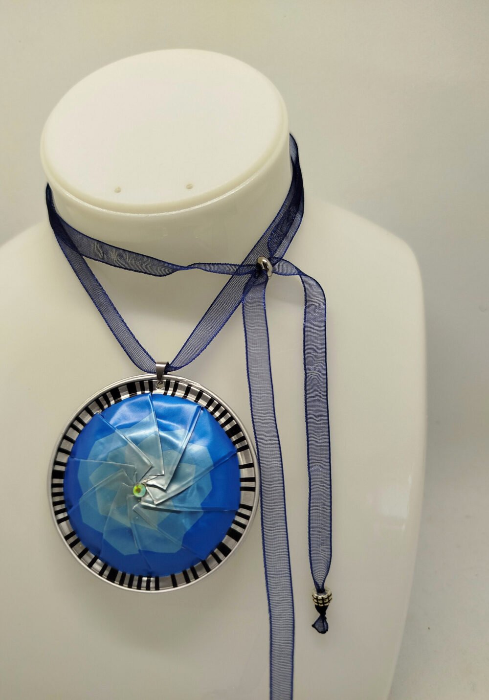 collier en bande d'organza bleu avec fermoir glissant et pendentif créé en capsules de café et 5 petits strass au centre