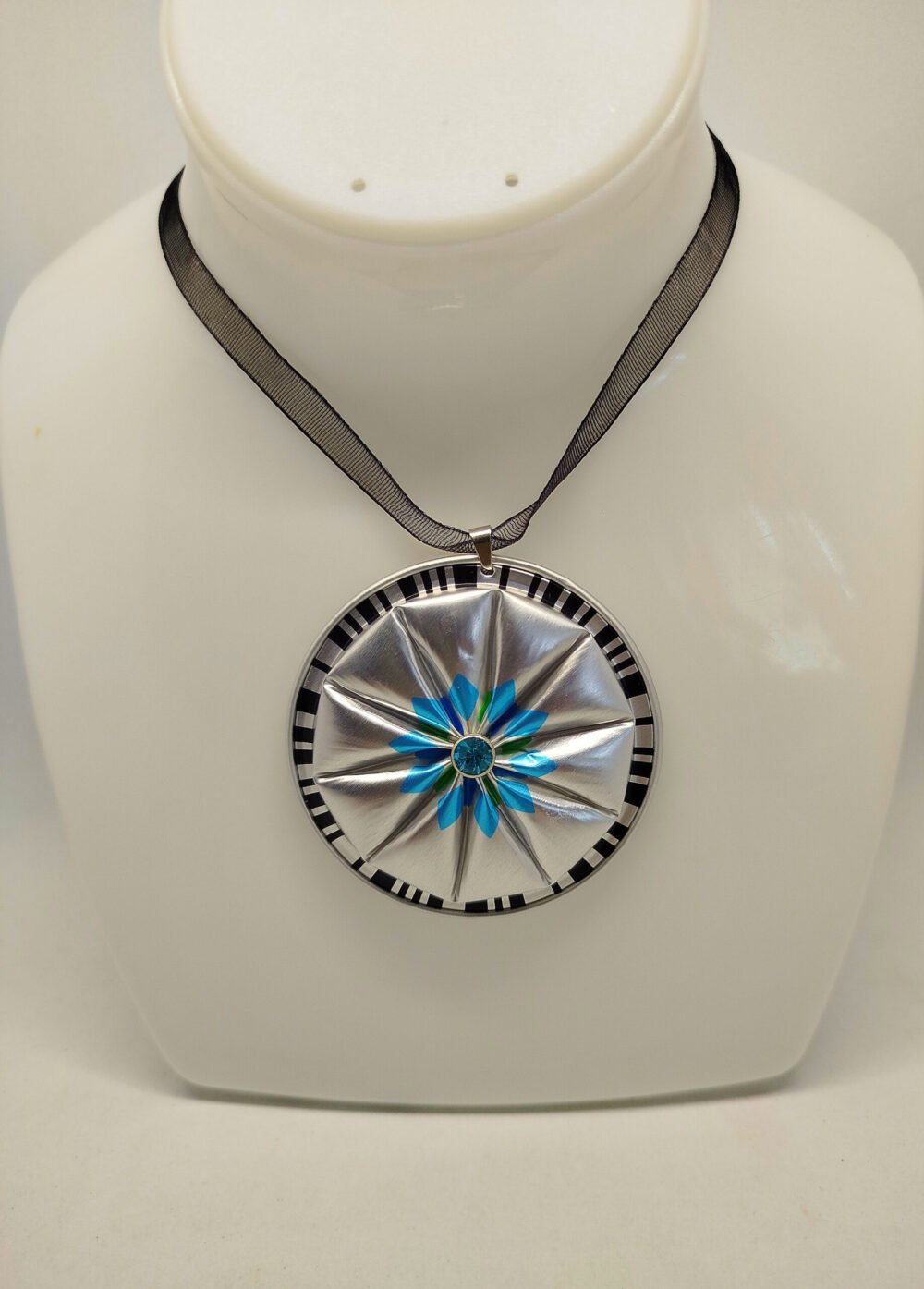 collier en bande d'organza noir avec fermoir glissant et pendentif créé en capsules de café et petit strass turquoise au centre