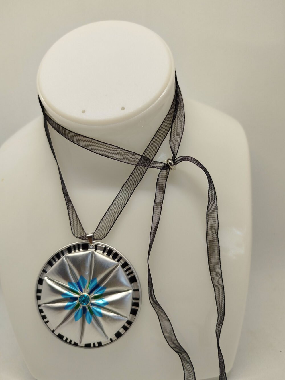 collier en bande d'organza noir avec fermoir glissant et pendentif créé en capsules de café et petit strass turquoise au centre