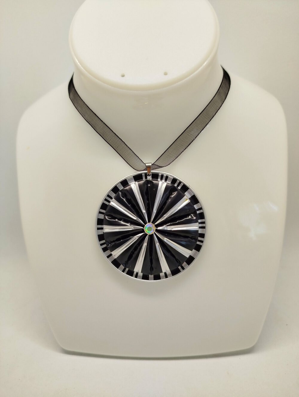 collier en bande d'organza noir avec fermoir glissant et pendentif créé en capsules de café noir et petit strass clair au centre