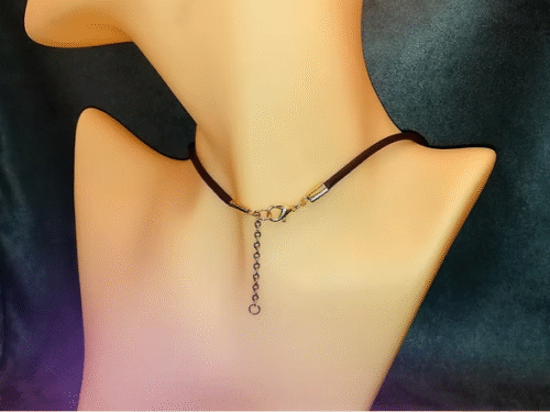collier-en-caoutchouc-marron-fermoir-mousqueton