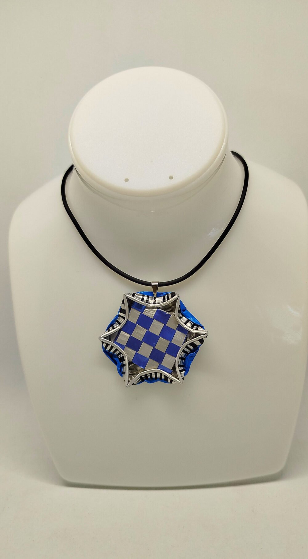 collier en caoutchouc noir avec fermoir mousqueton et pendentif créé en capsules de café et dessin carré au centre