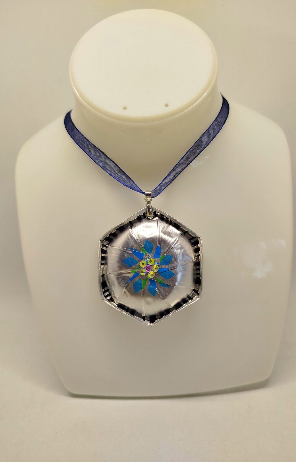 collier en caoutchouc noir avec fermoir mousqueton et pendentif créé en capsules de café et petit strass au centre