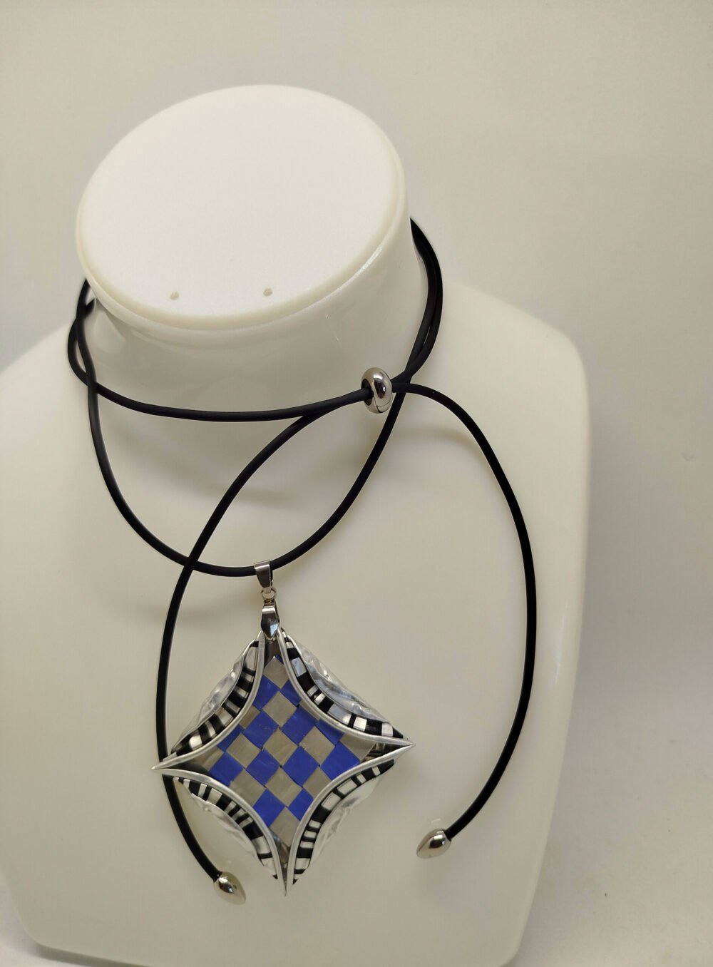 collier en caoutchouc noir avec fermoir réglable et pendentif créé en capsules de café et dessin géométrique carré bleu au centre