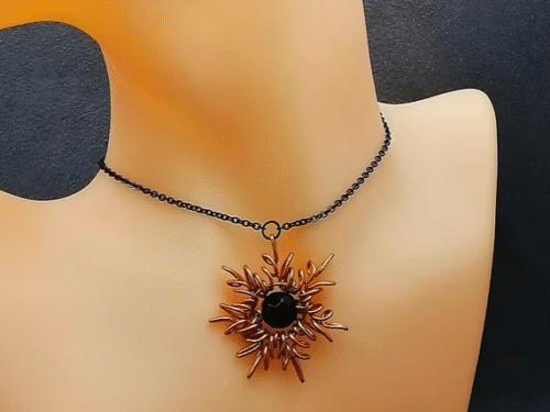 collier-en-etoile-cree-en-fil-aluminium-cuivre-et-pierre-naturelle-onyx-au-centre
