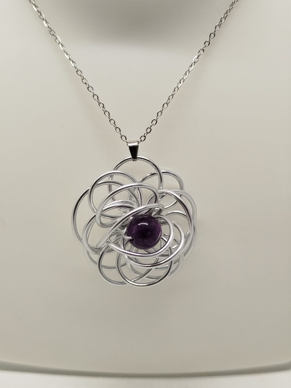 collier avec pendentif créé en fil aluminium argenté et pierre naturelle améthyste fixé au centre