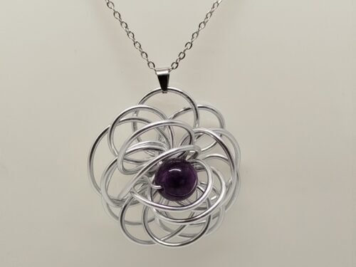 collier avec pendentif créé en fil aluminium argenté et pierre naturelle améthyste fixé au centre collier avec pendentif créé en fil aluminium argenté et pierre naturelle améthyste fixé au centre