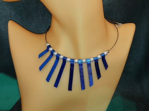 collier-en-fil-aluminium-bleu-et-petites-perles-nacrees-fixees-sur-cercle-en-acier