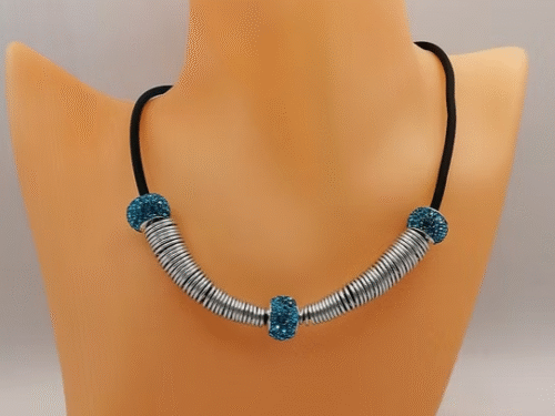 collier-en-fil-aluminium-et-perles-strass-bleu.