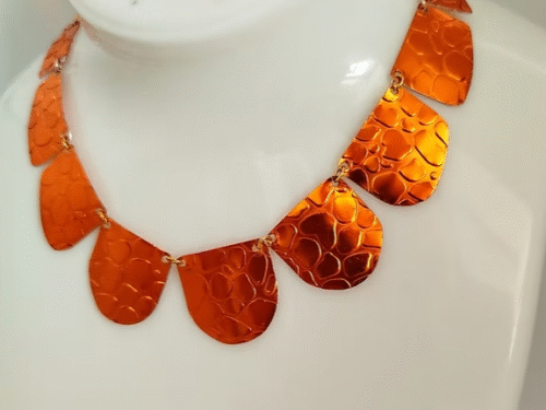 collier-en-fil-aluminium-plat-large-couleur-orange