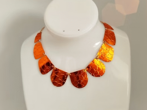collier-en-fil-aluminium-plat-large-couleur-orange