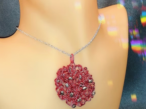 pendentif créé en fil aluminium rouge collier en acier argenté